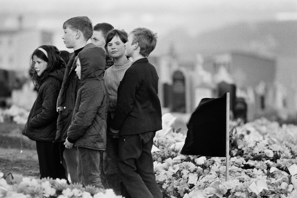 Gian Butturini, 1972. Bambini in preghiera nel cimitero di Derry dopo le uccisioni del Bloody Sunday © Gian Butturini