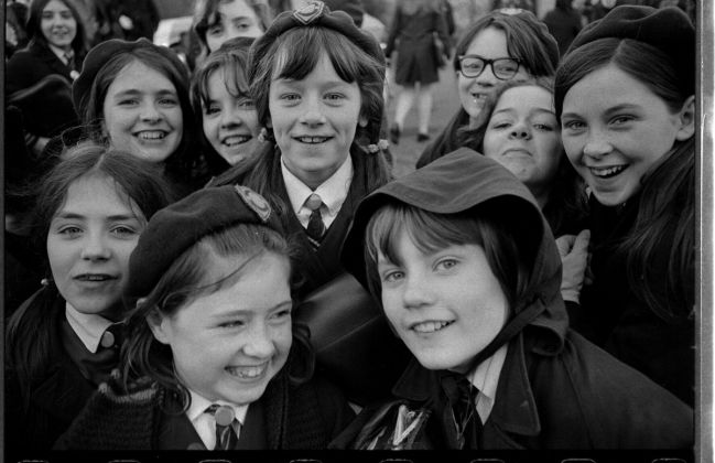 Gian Butturini, Belfast, 1972. Adoloscenti all’uscita dal college femminile Str. Louise a West Belfast © Gian Butturini