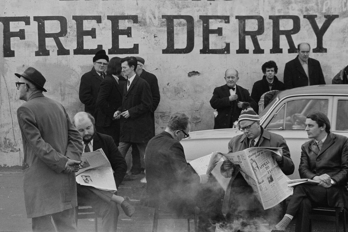 Gian Butturini, Derry,1972. Attivisti repubblicani davanti all'edificio dove campeggia la scritta