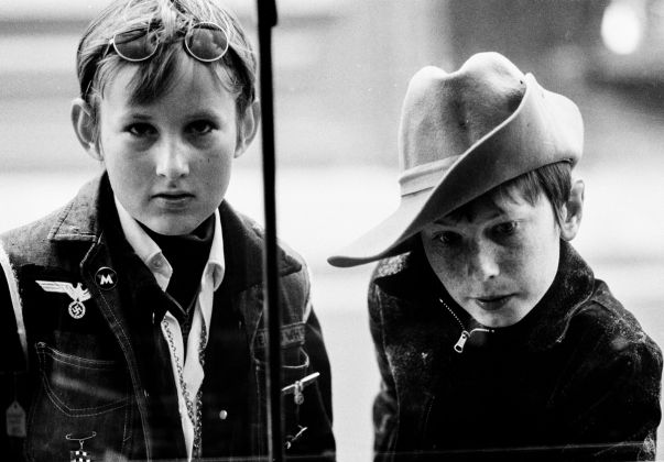 Gian Butturini, Londra, 1969. Due adolescenti, uno indossa una spilla con simbolo nazista © Gian Butturini