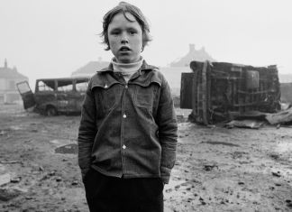Gian Butturini, West Belfast, 1972. Un bambino nei pressi di Falls Road, strada abitata da cittadini in prevalenza cattolici e repubblicani © Gian Butturini