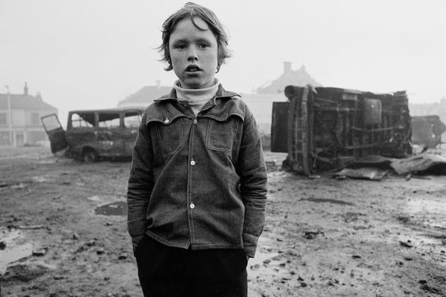 Gian Butturini, West Belfast, 1972. Un bambino nei pressi di Falls Road, strada abitata da cittadini in prevalenza cattolici e repubblicani © Gian Butturini