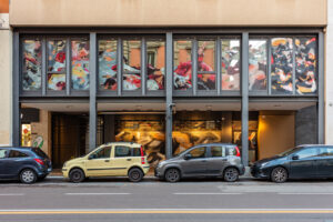 A Bologna l’artista Giorgio Bartocci modifica la facciata della sede della Zanichelli