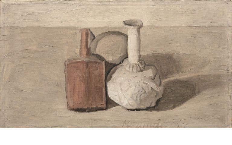 Giorgio Morandi, Natura morta, 1953, olio su tela, 25 x 45 cm. Photo credits Gaia Schiavinotto. Collezione privata © Giorgio Morandi, by SIAE 2021