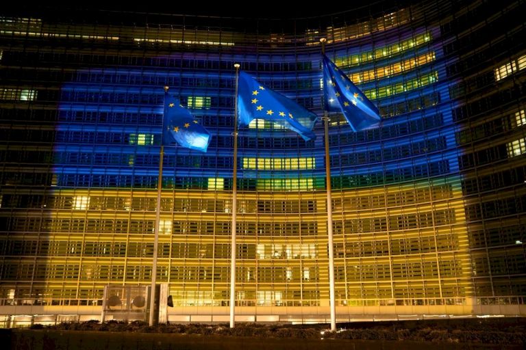 Il Parlamento dell'Unione Europea con i colori della bandiera ucraina