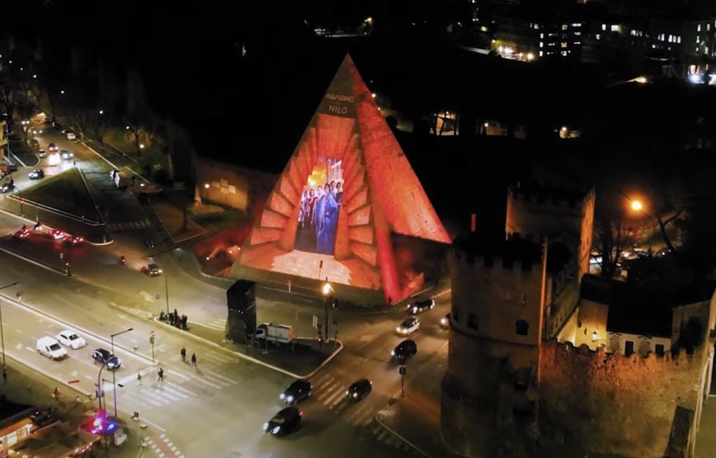 Proiettata la pubblicità di un film sulla Piramide Cestia di Roma. Un’occasione per riflettere