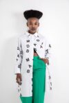 Khanyisile Mbongwa, curatrice generale della Triennale. Courtesy Stellenbosch Triennale. Photo Mark Degenaar