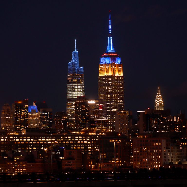 L'Empire State Building di New York con i colori della bandiera ucraina