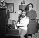 LUCIO DALLA IN CASA CON MAMMA JOLE, 1971