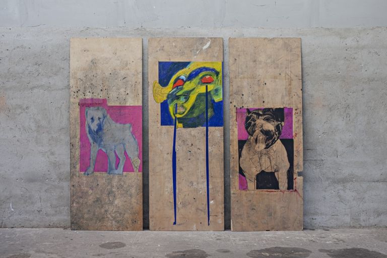 Marco Bongiorni, Uomo che piange con molossi, 2022, trittico, grafite, pastello e olio su legno