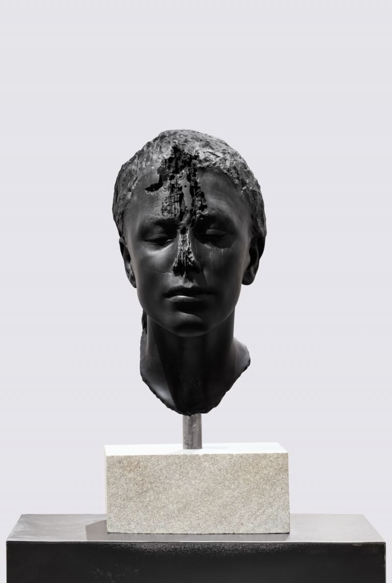 Nicola Samorì, Cunea, 2020-2021, marmo nero di Colonnata, 45 x 20 x 20 cm. Courtesy l'artista & Monitor, Roma Lisbona Pereto