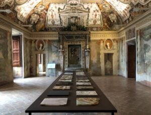 Una scenografia fossile. La mostra di Nicola Samorì a Villa d’Este