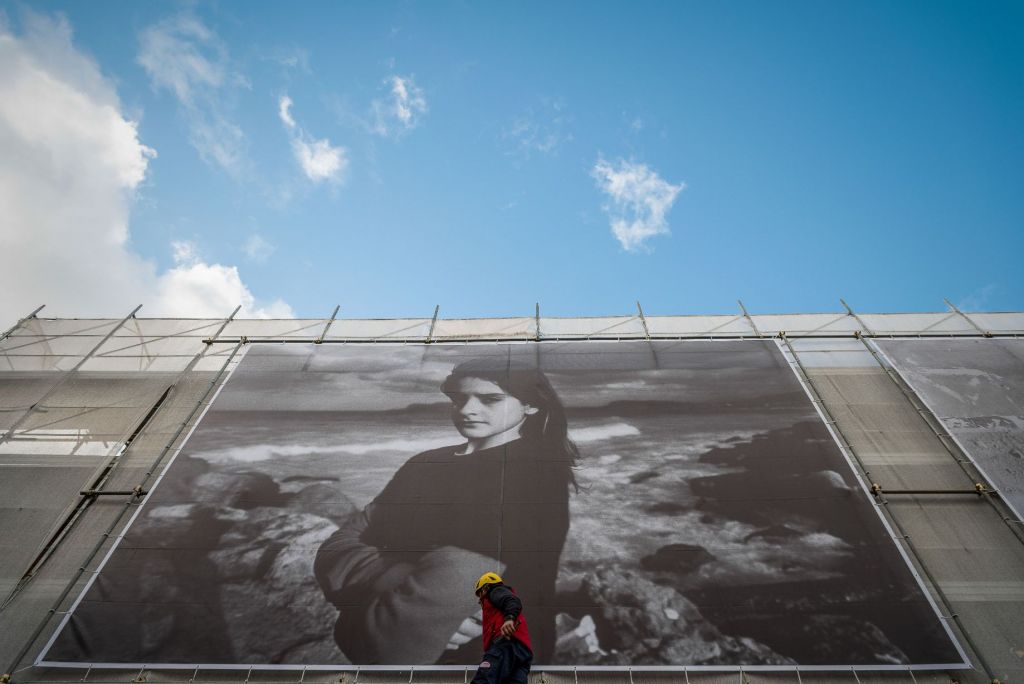 Le fotografie di Letizia Battaglia nel centro storico dell’Aquila che rinasce