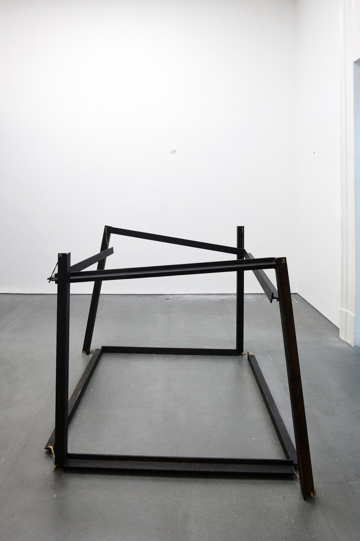 Paolo Icaro, Cuborto, 1968, acciaio, corda, 100x100x100 cm © Paolo Icaro. Photo © Michele Alberto Sereni. Courtesy Galleria Lia Rumma