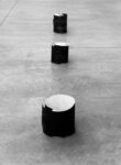 Paolo Icaro, Lunatici, 1988, rame e gesso, 3 esemplari. 48x diam. 37 cm ciascuno. Photo © Fabien de Cugnac