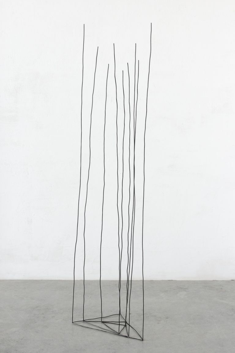 Paolo Icaro, Spazio liberato, 2020, acciaio verniciato, 180x50x40 cm © Paolo Icaro. Photo © Michele Alberto Sereni