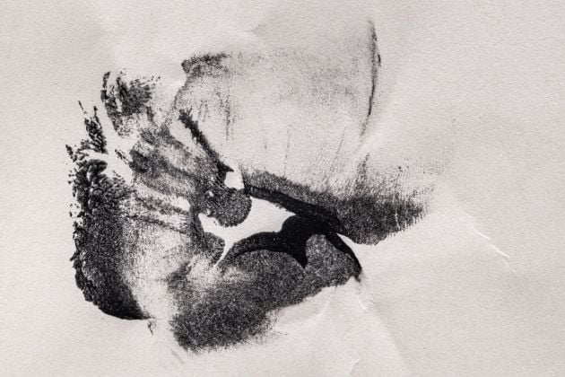 Serena Fineschi, Les Fleurs du Mal, (Kisses from Hell), 2021, rossetto nero Fenty Beauty su carta, 120 x 88,5 cm, dettaglio. Photo Enrico Fiorese