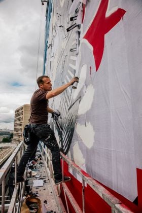 Shepard Fairey, working on Liberté, Egalité, Fraternité mural, Paris, 2016, credits Jon Furlong
