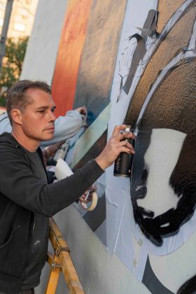 Shepard Fairey, working on his Tunnel Vision mural in Moscow, 2018 credits Vasiliy Kudryavtsev