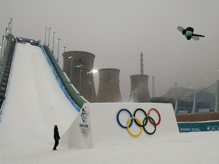 Shougang, il trampolino del Big Air le gare di domenica 13 febbraio 2022 sotto una copiosa nevicata. Photo © Simon Adams