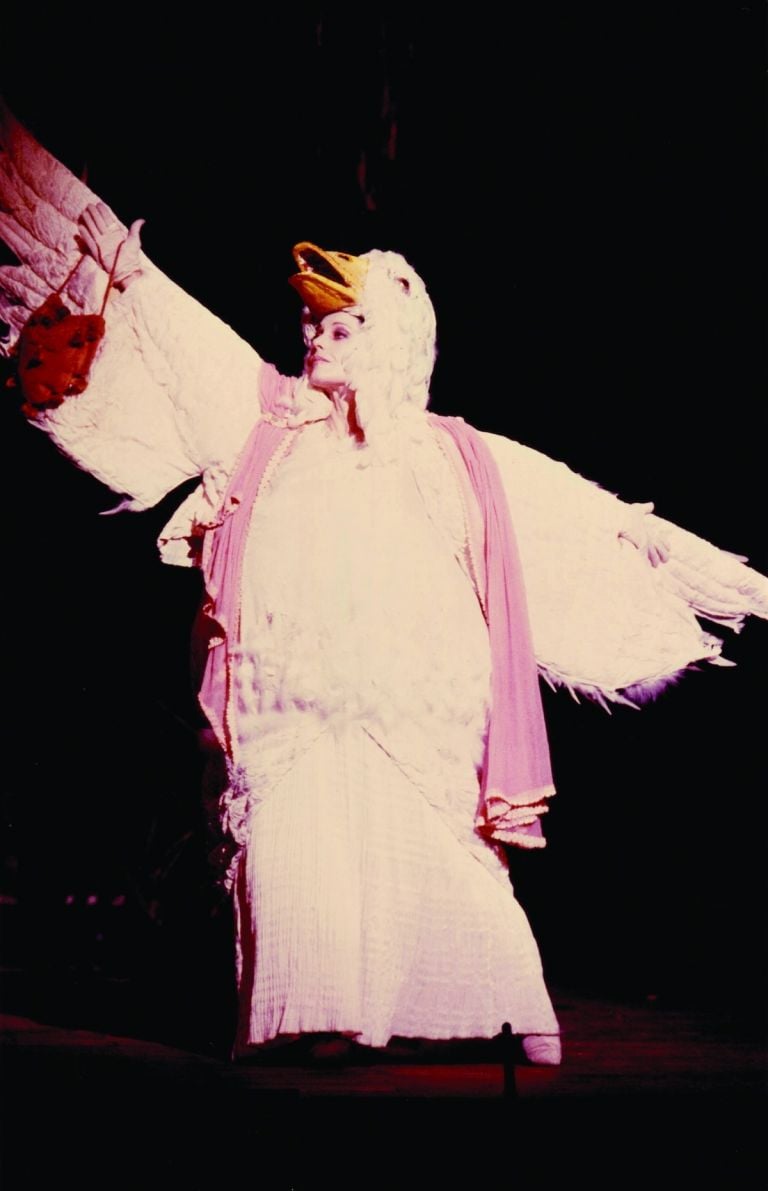 Simona Marchini protagonista dello spettacolo “Convenienze e inconvenienze teatrali” di Gaetano Donizetti, Fenice di Venezia 1988