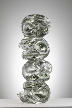 Tony Cragg, Curl, 2020, Blown glass, 84 x 23 x 24 cm. Photo credit Francesco Allegretto