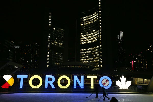 La città canadese di Toronto mostra la sua solidarietà
