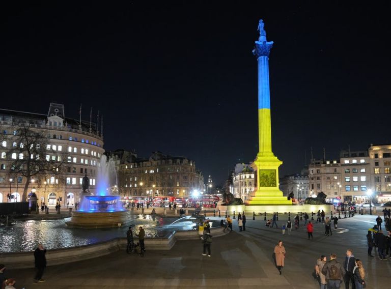 Trafalgar Square a Londra illuminata