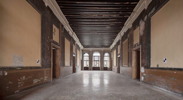 Portego of the first piano nobile with stucco panels and eighteenth-Century perspective frescoes, the ceiling beams are also decorated with paintings, early 18th century. Ph. ©Alessandra Chemollo, courtesy of Berggruen Arts & Culture