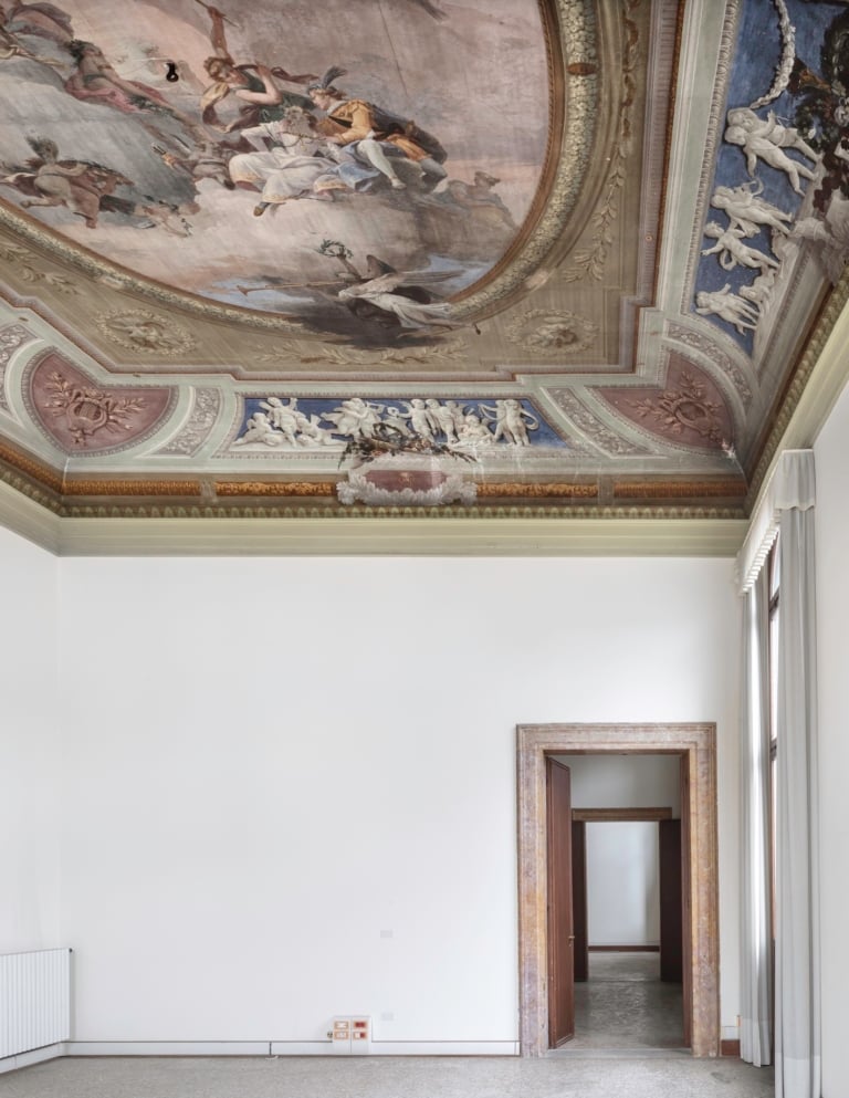 Ceiling of Palazzo Diedo’s front side room of the piano nobile with eighteenth-Century frescoes with large allegorical figures, surrounded by cherubs and cupids Imeneo con divinità dell’Olimpo by Costantino Cedini, 1795. Ph. ©Alessandra Chemollo, courtesy of Berggruen Arts & Culture
