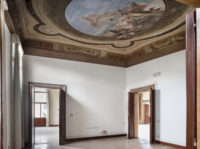 East facing side room of the first piano nobile with eighteenth-Century frescoes ceiling with allegorical motifs Il Merito incoronato dalla Virtù, con la Gloria dei Principi, le Virtù Cardinali e le Scienze within a false dome surrounded by four medallions with heads in profile and pairs of cherubs with eagles by Costantino Cedini, 1795. Ph. ©Alessandra Chemollo, courtesy of Berggruen Arts & Culture