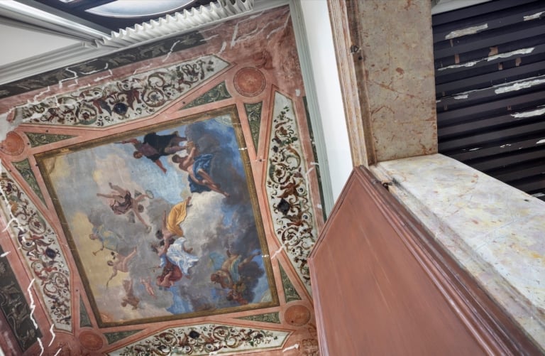 The ceiling of the first room, to the west, of the first piano nobile, Trionfo della Pace e della Giustizia by Francesco Fontebasso, 1765 with more recent neoclassical reframing. Ph. ©Alessandra Chemollo, courtesy of Berggruen Arts & Culture