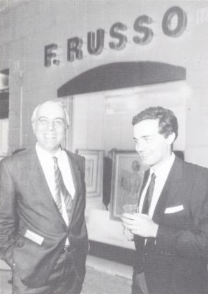 Salvatore Russo con il figlio Fabrizio di fronte alla Galleria F.Russo aperta nel 1984