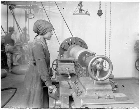 Donne al lavoro alla Fabbrica Proiettili di Torino, 1917. 