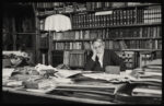 Mariano Fortuny y Madrazo nella sua biblioteca di Palazzo Pesaro degli Orfei, 1940 ca.
