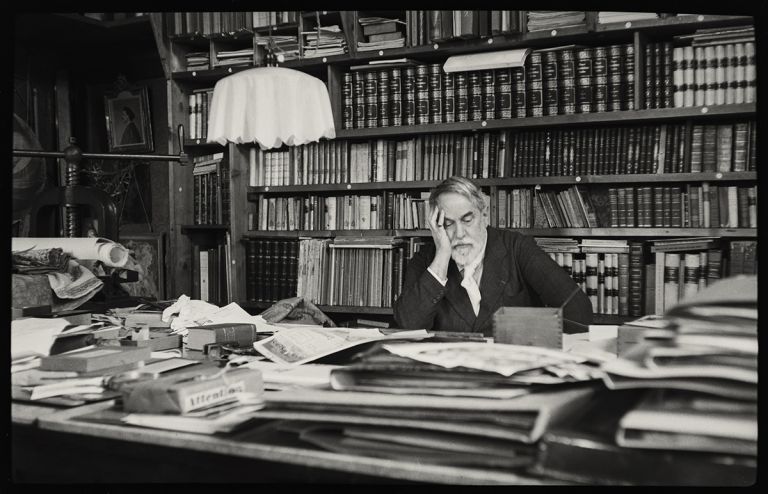 Mariano Fortuny y Madrazo nella sua biblioteca di Palazzo Pesaro degli Orfei, 1940 ca.