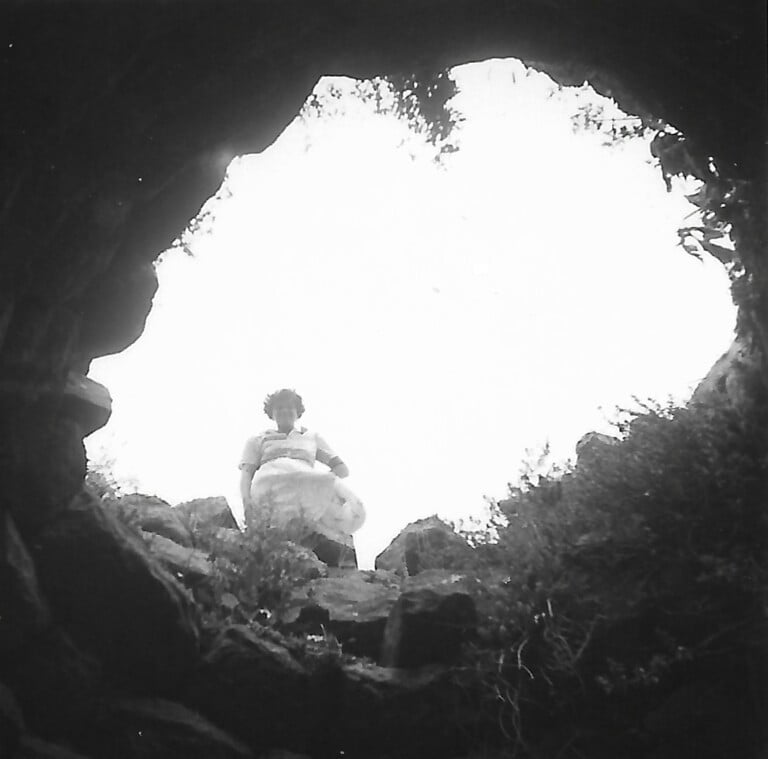 Album di viaggio di Carlo Levi, Dall’interno del nuraghe Piscu [Vittoria], Suelli, 1952, gelatina ai sali d’argento, 65 x 95 mm. Roma, Fondazione Carlo Levi, Fondo Fotografico