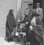 Album di viaggio di Carlo Levi, La sindaca Margherita Sanna davanti al Comune, Orune, 1952, gelatina ai sali d’argento, 65 x 95 mm. Roma, Fondazione Carlo Levi, Fondo Fotografico