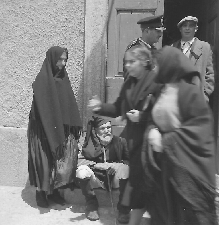 Album di viaggio di Carlo Levi, La sindaca Margherita Sanna davanti al Comune, Orune, 1952, gelatina ai sali d’argento, 65 x 95 mm. Roma, Fondazione Carlo Levi, Fondo Fotografico