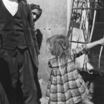 Album di viaggio di Carlo Levi, Una bambina a Orune, 1952, gelatina ai sali d’argento, 65 x 95 mm. Roma, Fondazione Carlo Levi, Fondo Fotografico