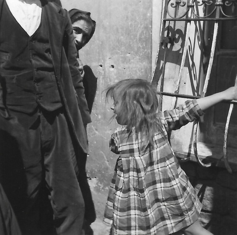 Album di viaggio di Carlo Levi, Una bambina a Orune, 1952, gelatina ai sali d’argento, 65 x 95 mm. Roma, Fondazione Carlo Levi, Fondo Fotografico