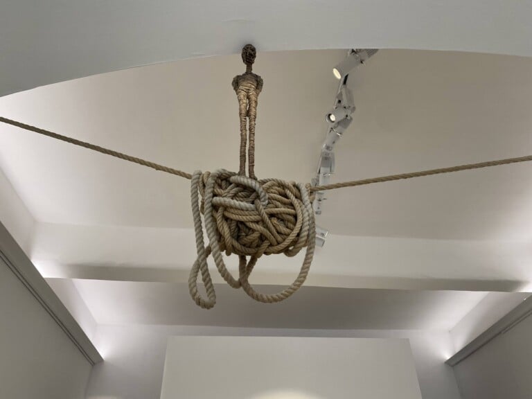 Alex Pinna, Alias, 2006, misure determinate dall'ambiente, corda annodata e acciaio