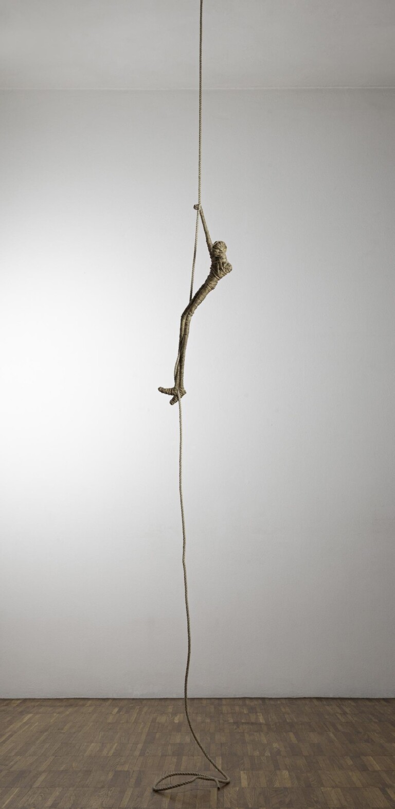 Alex Pinna, Alias, 2019, corda e acciaio, cm 400x39x20