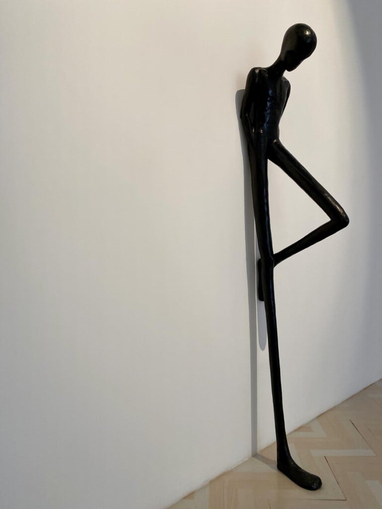 Alex Pinna, Waiting in Times Square M, 2020, bronzo patinato, cm 160x25x35, ed. 6+1