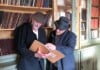 Anselm Kiefer legge un quaderno di Andrea Emo insieme a Massimo Donà. Biblioteca di Villa Emo, Monselice, Padova 2019