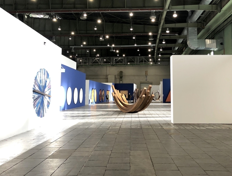 Bernar Venet. Retrospektive. Exhibition view at Kunsthalle Berlin – Flughafen Tempelhof, Berlino 2022. Photo E. Pisa