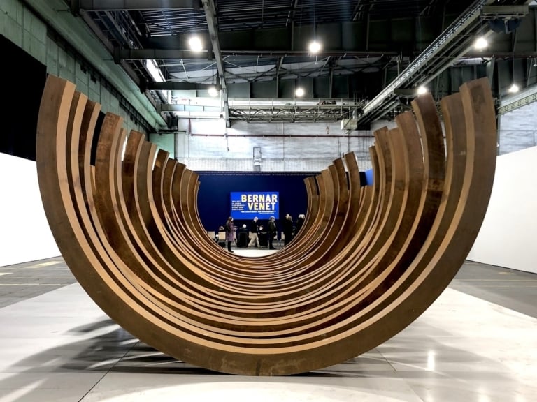 Bernar Venet. Retrospektive. Exhibition view at Kunsthalle Berlin – Flughafen Tempelhof, Berlino 2022. Photo E. Pisa