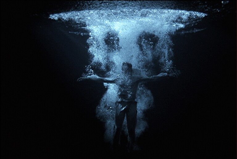 Bill Viola, Ascension, 2000, installazione video sonora, 10'. Performer Josh Coxx. Photo Kira Perov © Bill Viola Studio