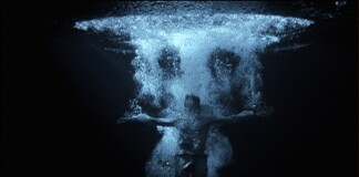 Bill Viola, Ascension, 2000, installazione video sonora, 10'. Performer Josh Coxx. Photo Kira Perov © Bill Viola Studio