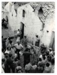 Carlo Levi dipinge a Grassano durante le riprese de L’occhio del Mezzogiorno (1954) di Giulio Petroni, gelatina ai sali d’argento. Roma, Fondazione Carlo Levi, Fondo fotografico